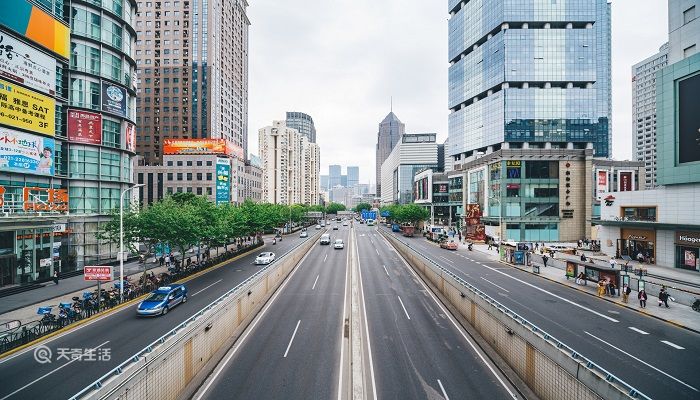 道路上的白色箭头是 道路上的白色箭头表示什么