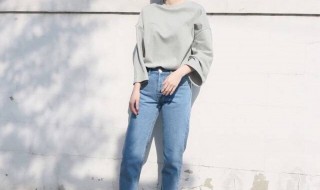 女生休闲牛仔裤搭配什么上衣（女生休闲牛仔裤搭配什么上衣好看）