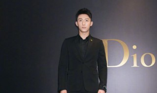黑色衬衣泛白怎么处理 黑色衬衣泛白怎么处理好