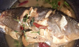 铁锅炖鱼的做法 大灶台铁锅炖鱼的做法