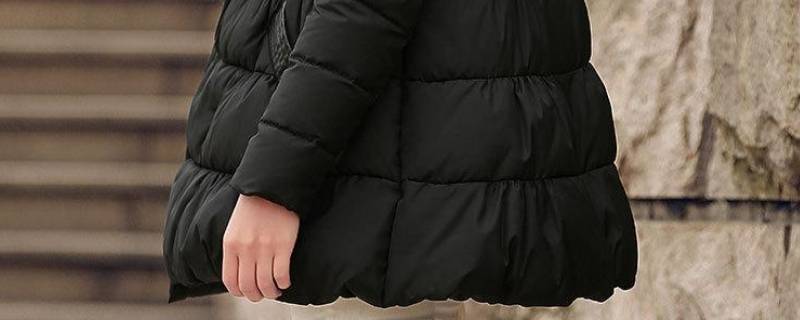 羽绒服在洗衣机里飘在上面怎么办 羽绒服扔进洗衣机洗了后一坨一坨的